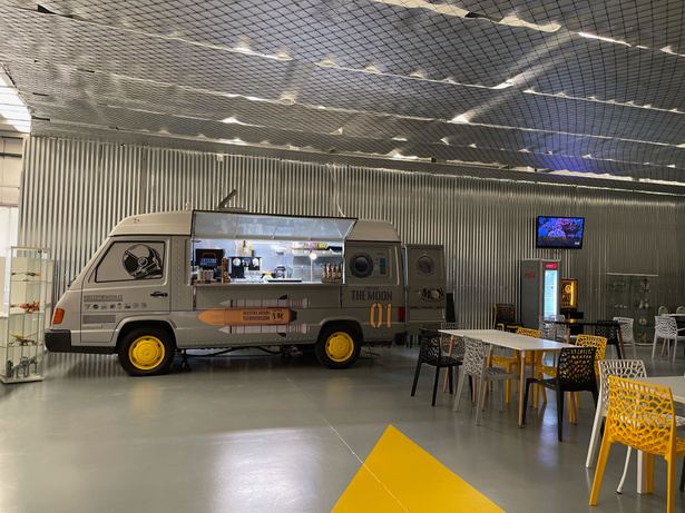 Food truck decorativo dentro del local