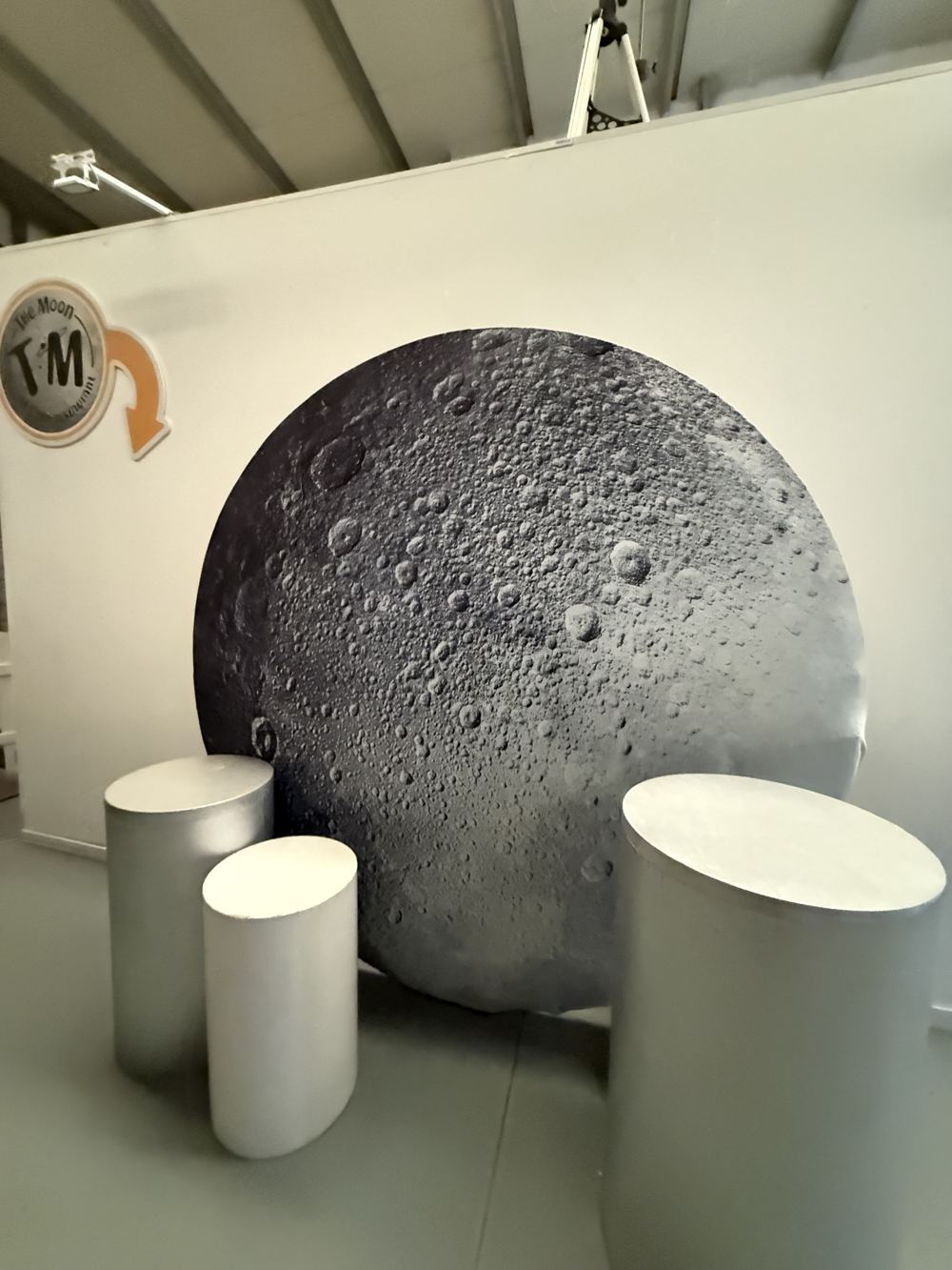 Luna gigante en la pared del local