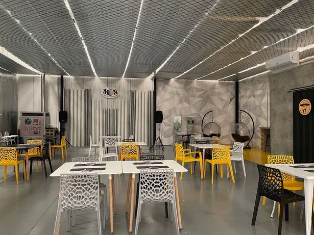Sala del restaurante familiar con mesas y sillas amarillas