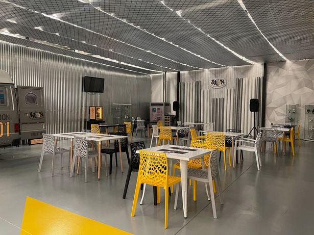 Sala principal con mesas y sillas amarillas